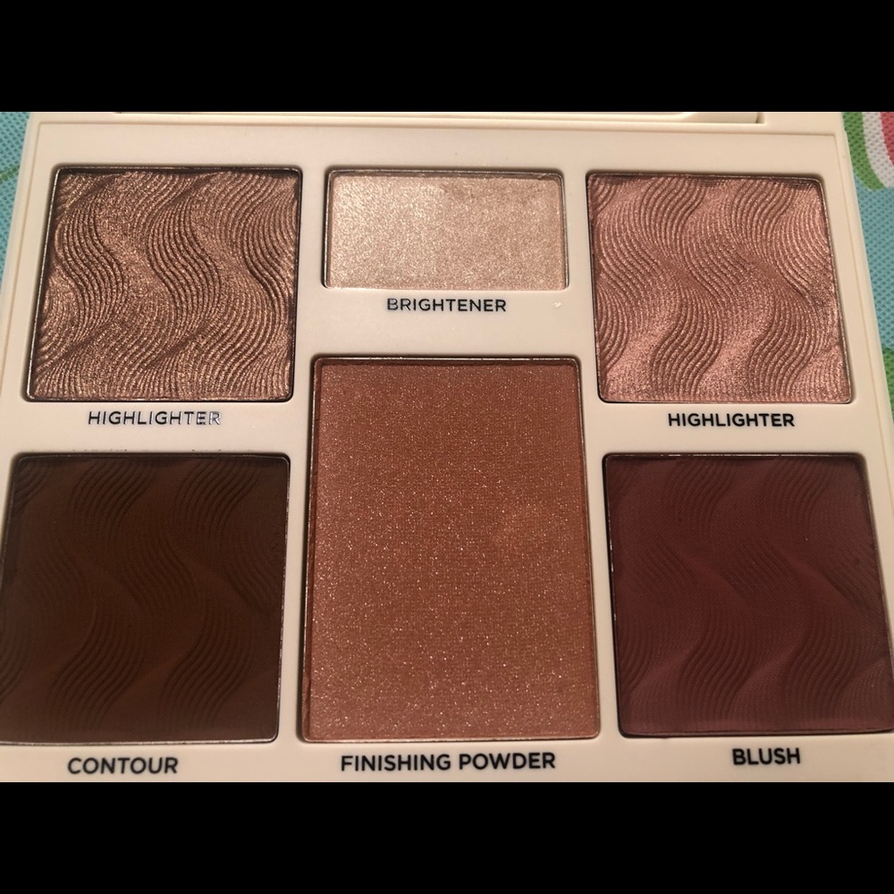 Cover FX Perfector Face Palette in Medium/Deep - Picture 3 of 3